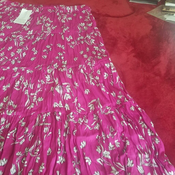 Women within Crinkle skirt - Picture 4 of 4